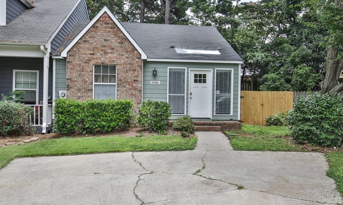 Smyrna House | Charming 2BR/2BA Townhome - SLEEPS 6 - Pet-Friendly Retreat