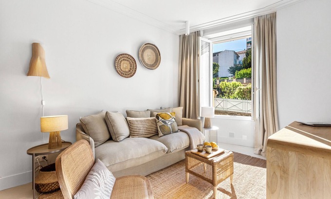 Riou - Petit Juas - Av de Grasse Apartment | Charming 2BR/4P Boutique Apartment – 10-15 Minutes to the Beach & City Center