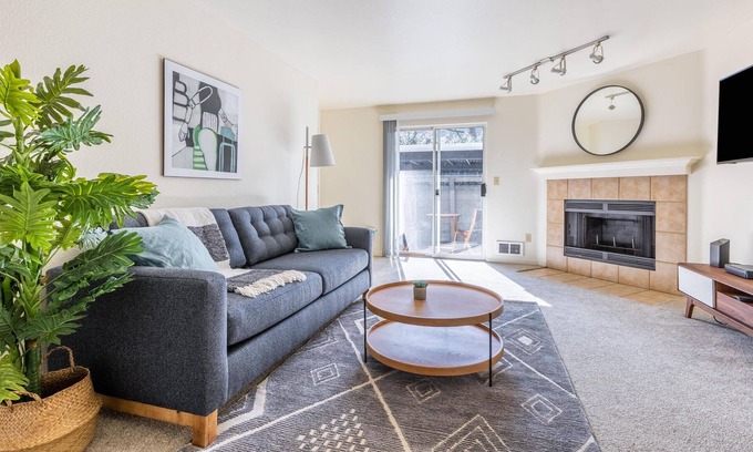 Lake Forest Apartment | Charming 2BR Apartment in Lake Oswego + Pets OK
