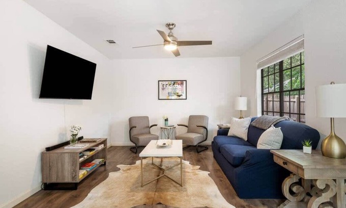 South Manchaca Apartment | Charming 2BR Home and Large Backyard