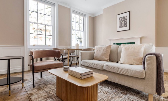 Wapping Apartment | Charming 2BR in Wapping w/City Views, by Blueground