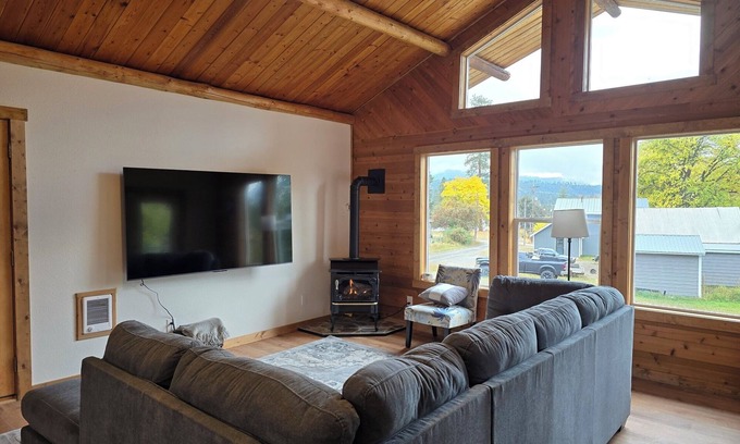 Bonners Ferry House | Charming 3/2 home with deck to enjoy mountain views in peaceful Bonners Ferry