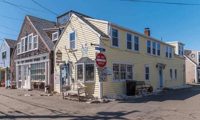 Rockport Apartment | Charming 3 bdrm Apartment in Heart of Rockport-Bearskin Neck-Walk to Beach -WiFi