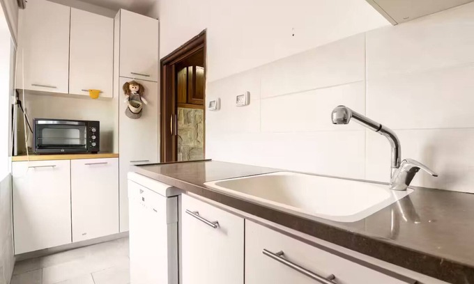 Daliyat al-Karmel House | Charming 3-Bedroom Home in Heart of Daliyat al-Karmel. Park & Walk Everywhere