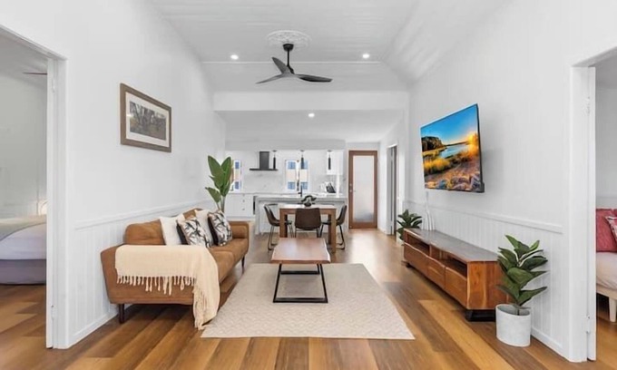 South Townsville House | Charming 3 Bed 2 Bath Cottage