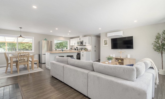 Southeast Eugene House | Charming 3-bed bungalow walk to University of Oregon, Autzen, & Hayward Field