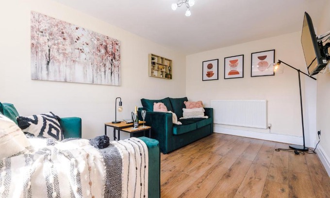 Chorlton-by-Backford Apartment | Charming 3-Bed cottage in Chester, ideal for Families & Workers, FREE Parking - Sleeps 7