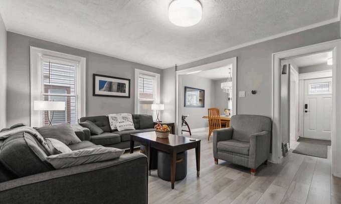 Niagara Falls House | Charming 3-Bedroom Home – 4 Min Walk to Attractions!