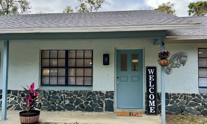 Crystal River House | Charming 3-bedroom house, sleeps 8, minutes from Three Sisters in Crystal River