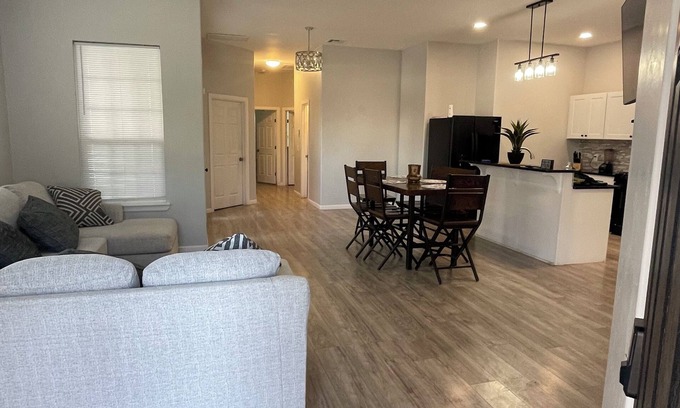 Central Oklahoma City House | Charming 3-bedroom house in Oklahoma City with WiFi,AC. 5 miles from the airport