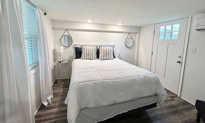 Port O Connor House | Charming 3-bedroom house in Port O'Connor w. view, 1 min to beach, pet friendly