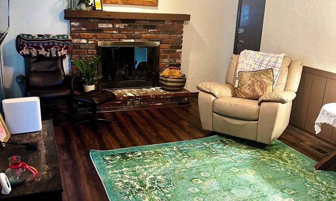 St. Charles House | Charming 3-bedroom house with fully fenced yard in wonderful Saint Charles
