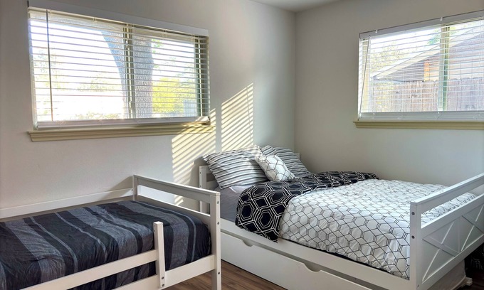 Georgian Acres House | Charming 3-Bedroom,1-Bath Cozy Getaway with Modern Comforts and a Welcoming Vibe