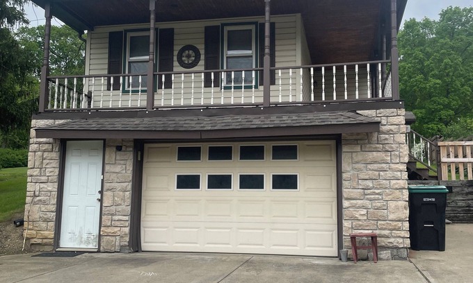 Wildwood House | Charming 3 bedroom 1 bath house located 15 min away from Oakmont Country Club.