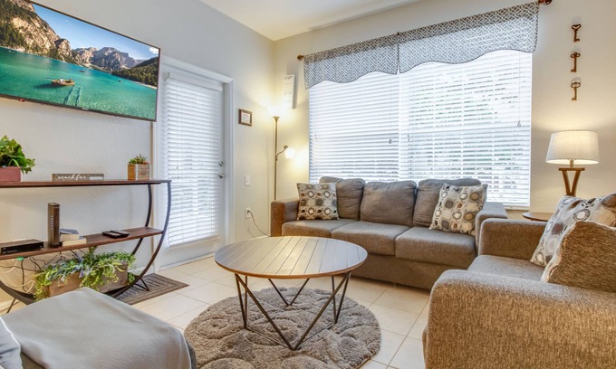 Windsor Hills Condo | Charming 3 bedroom, 1st floor Condo in Windsor Hills - JUST STEPS FROM THE POOL!