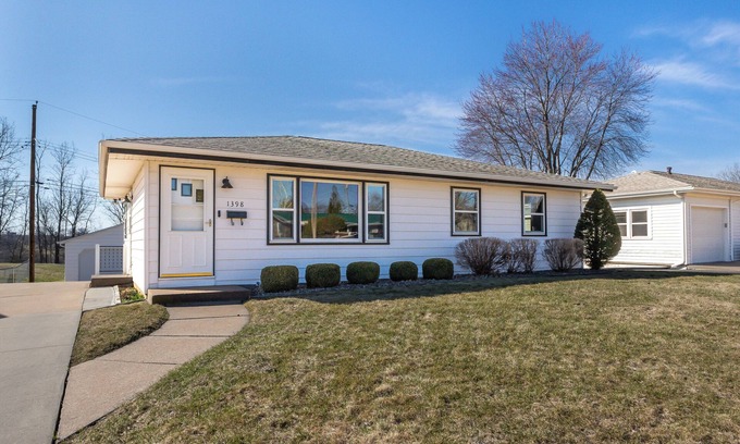 Dubuque House | Charming 3 Bedroom 2.5 Bathroom House centrally located in Dubuque IA.