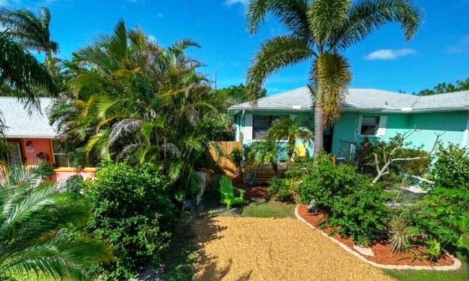 Sunny Shores House | Charming 3 Bedroom 2 Bath Home with Pool Just 2 Minutes from Anna Maria Island