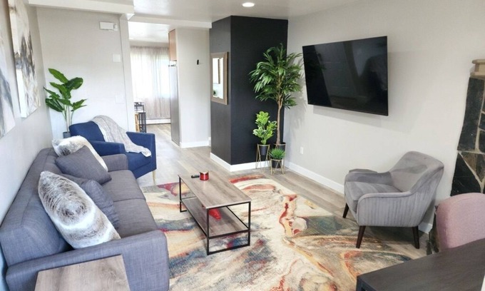 Bayshore - Klatt Apartment | Charming 3-Bedroom Apartment Rental with Balcony and Amenities in Anchorage, AK