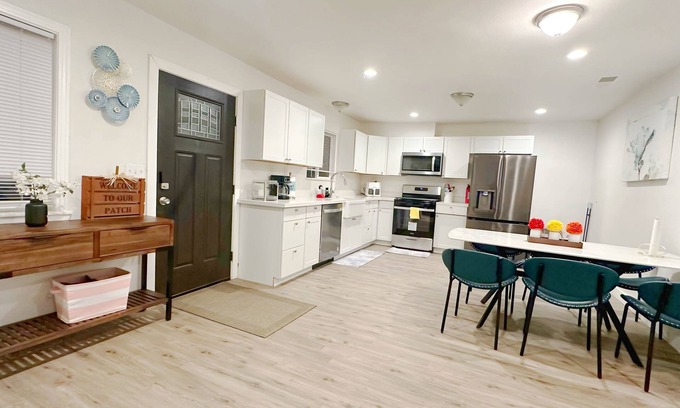 Woodlake Apartment | Charming 3-bedroom apartment in Woodlake with WiFi and AC, 25 minutes to Sequoia