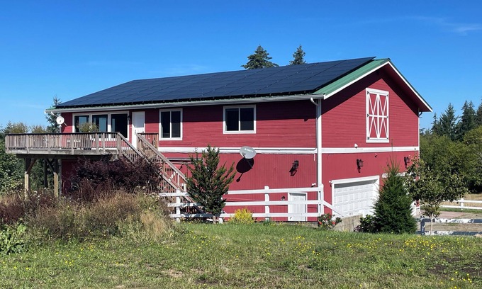 Enumclaw House | Charming 3-bedroom barndominum with stunning views