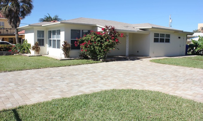 Hollywood House | Charming 3 Bedroom Beach Home w Gated Private Yard
