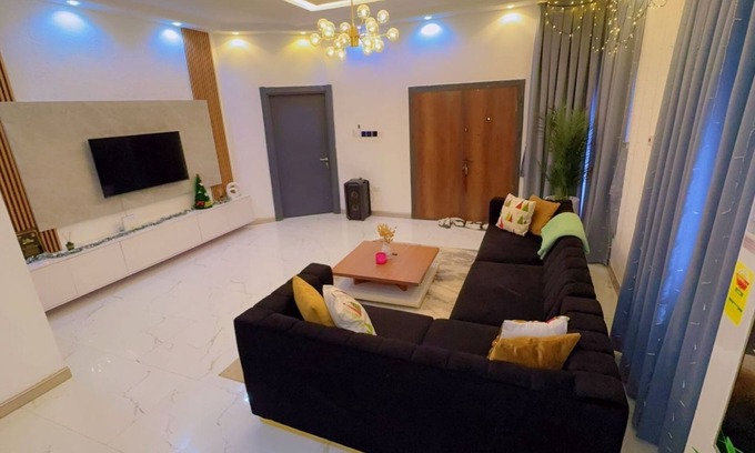 Accra House | Charming 3-bedroom building with AC and WiFi in welcoming ACP Kwabenya Estate