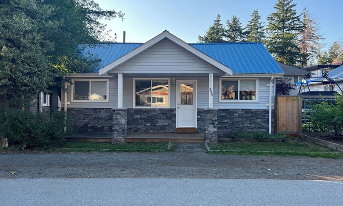 Cultus Lake House | Charming 3-bedroom house with WiFi and AC in Cultus Lake.