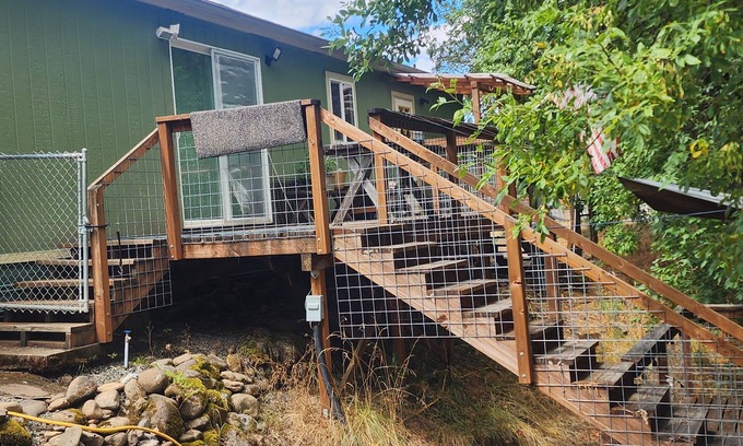 Glide Cabin | Charming 3-bedroom cabin on Little River near 8 picturesque water falls
