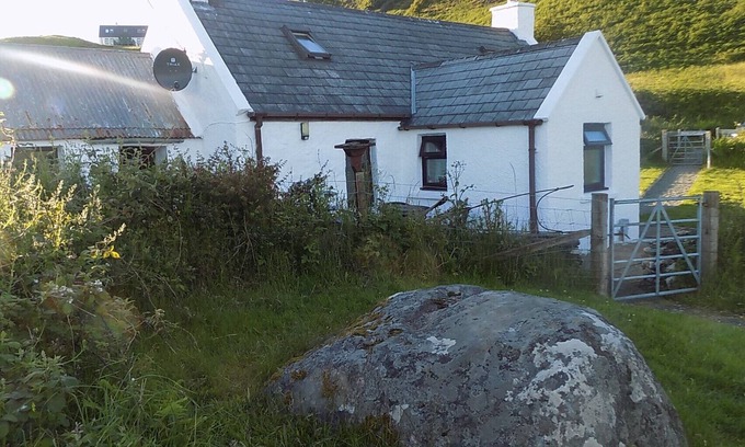 Aird of Sleat Cottage | Charming 3-bedroom cottage in Aird of Sleat with ocean-view and WiFi
