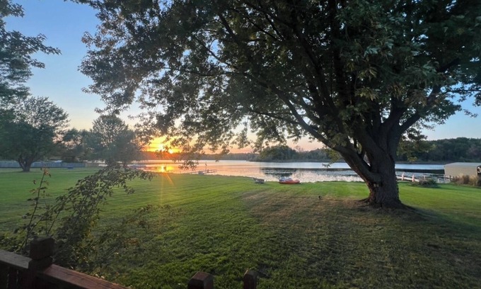 Linden Cottage | Charming 3-bedroom cottage on the lake in lovely Linden with a beautiful view!