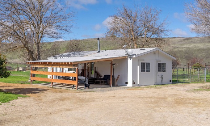 San Miguel Other | Charming 3-bedroom farmhouse with AC and WiFi 15 minutes to downtown Paso Robles