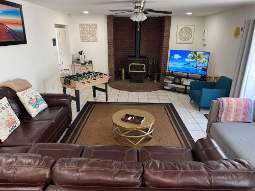 Acampo House | Charming 3 Bedroom Farmhouse Retreat with Open Deck