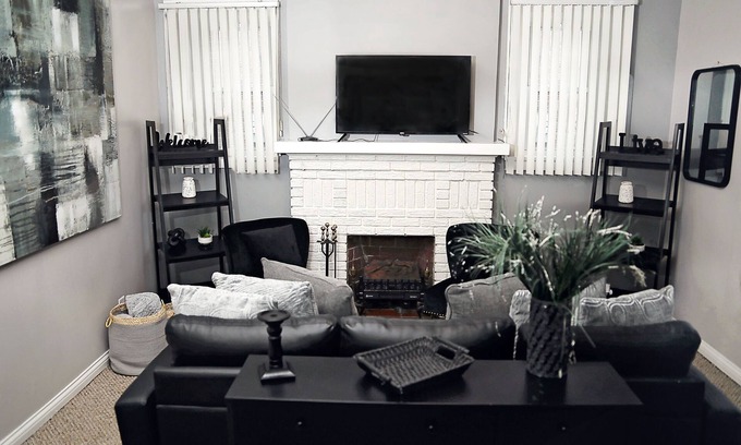 Roselawn Finance House | Charming 3-bedroom house with WiFi and AC in Cincinnati