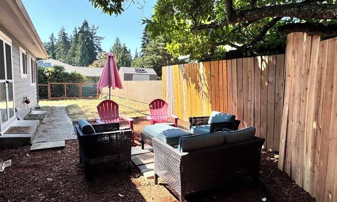 Des Moines House | Charming 3-bedroom house with AC and in peaceful city Des Moines near the Marina