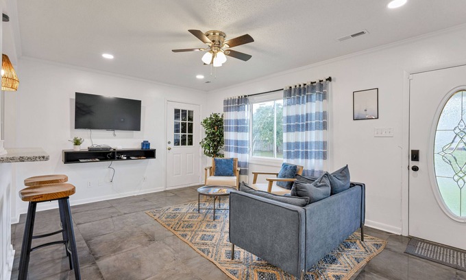 Portsmouth House | Charming 3-bedroom house with WiFi in Portsmouth near the Elizabeth River