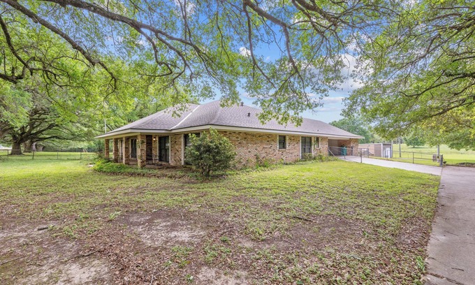 Broussard House | Charming 3-bedroom house with AC in Broussard