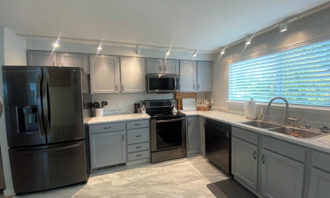Corvallis House | Charming 3-bedroom house close to campus, hospital, and fun WiFi, AC, fireplace