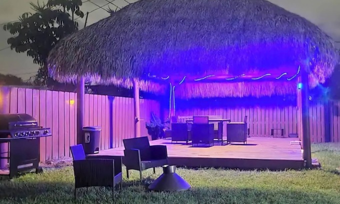 Driftwood House | Charming 3-bedroom house with AC and WiFi in Hollywood