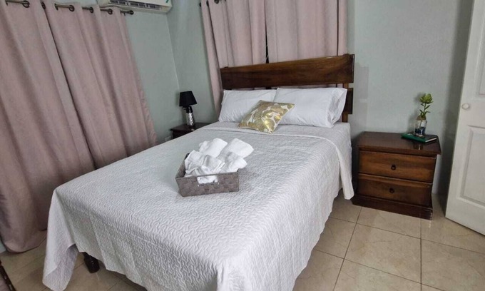 Hellshire House | Charming 3-bedroom house in Hellshire with WiFi and AC