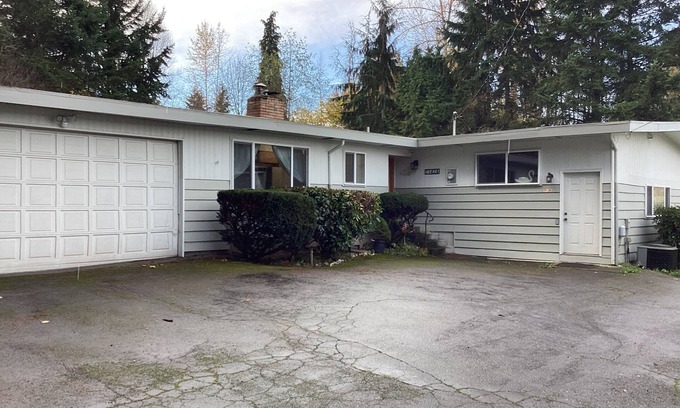Edgewood House | Charming 3-bedroom house with WiFi and AC in Edgewood