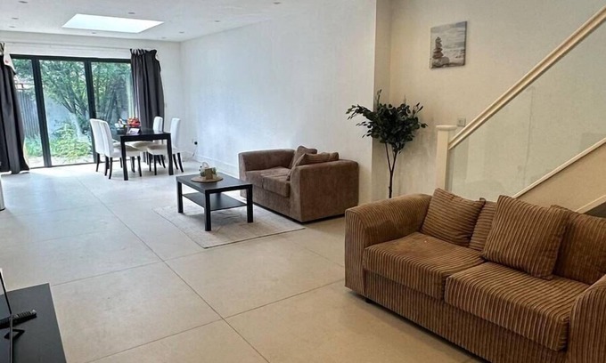 Walpole House | Charming 3 Bedroom House in West London