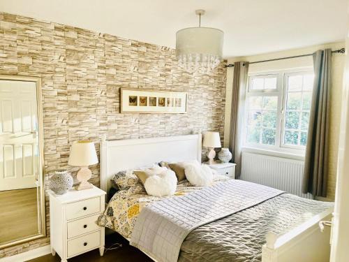 Weybridge House | Charming 3 bedroom house with garden
