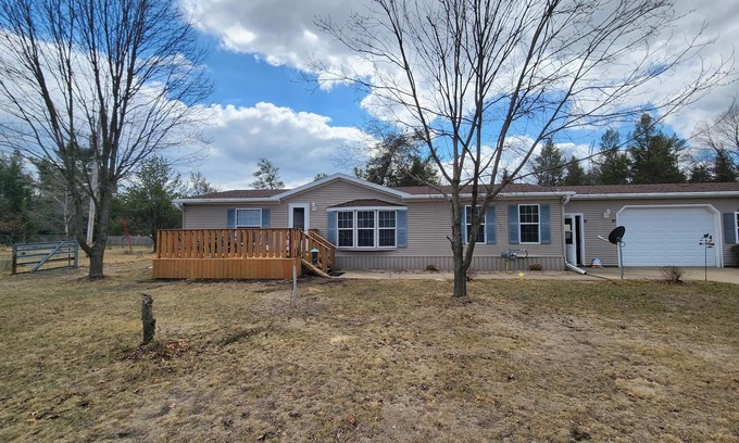 Necedah House | Charming 3-bedroom house with WiFi, AC in serene Necedah