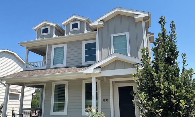 Raytown House | Charming 3-bedroom house 5 minutes from stadiums with balcony and garage