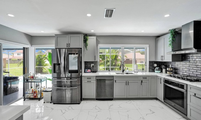 Sunrise House | Charming 3-bedroom house in Sunrise with a pool for you family.
