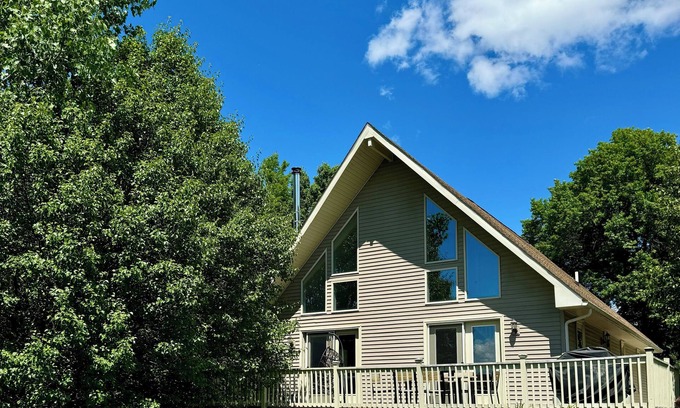 Athens House | Charming 3-bedroom house in the Catskills-Sleepy Hollow Lake community