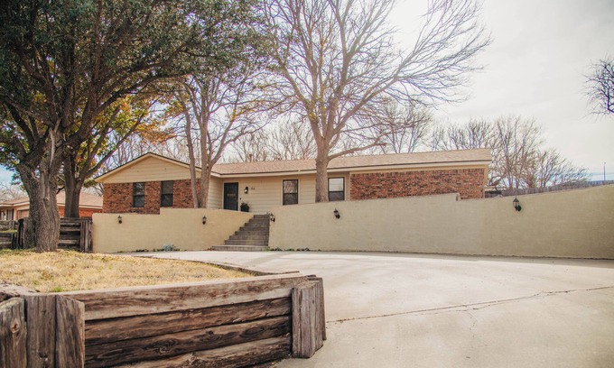 Canyon House | Charming 3-bedroom house with privacy fence backyard in quaint Canyon.