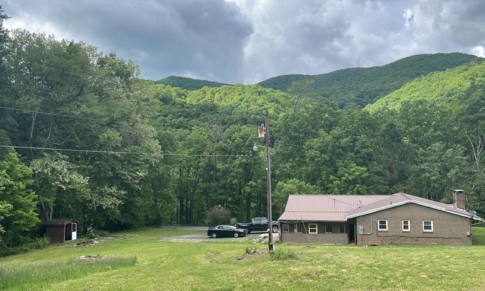 Elkins House | Charming 3-bedroom house with WiFi, AC lovely Elkins,Trout fishing Shavers Fork