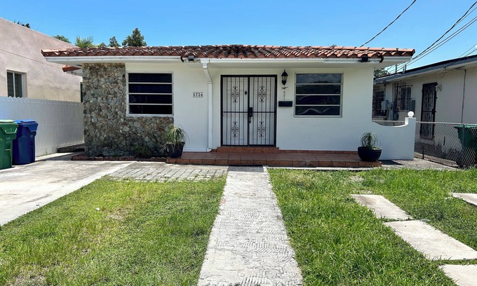 Coral Gables Section House | Charming 3-bedroom house in Miami with AC, WiFi