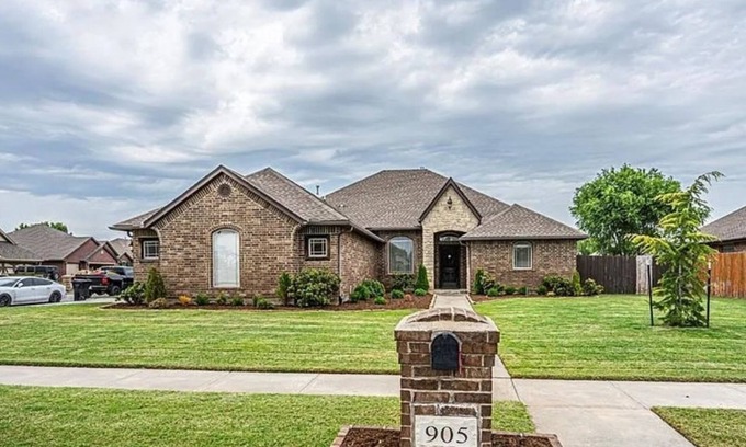 Moore House | Charming 3-bedroom house near Norman!